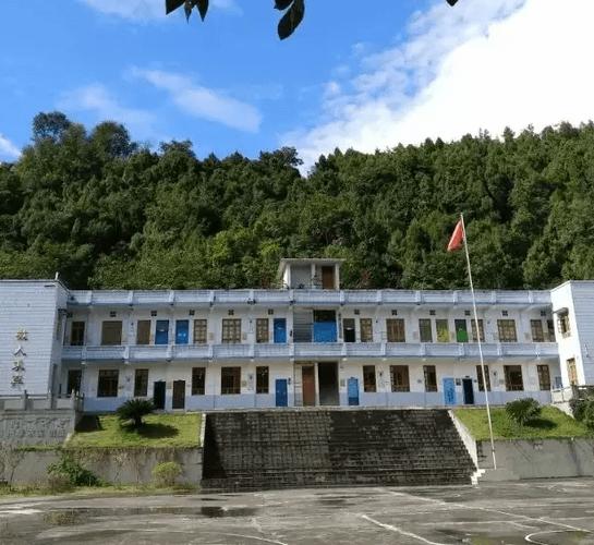 2025年南充市阆中市二龙中学是否招收高三复读生？